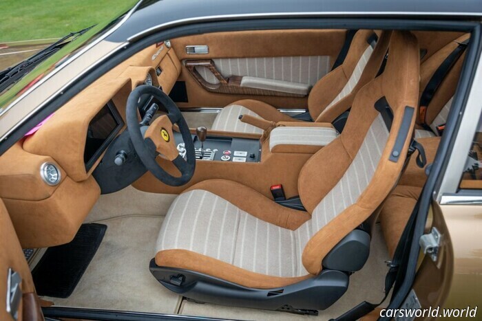 Этот переосмысленный Ferrari 412 оснащён современным 6,5-литровым V12, шестиступенчатой механической коробкой и полностью индивидуальным интерьером, отделанным монгольским кашемиром
19 часов назад
автор: Брэд Андерсон

На Ferrari 412 установлен 6,5-литровый V12 от 812.

Двенадцать дроссельных заслонок и карбоновый воздушный короб питают этот зверь.

Рычажная механическая коробка была адаптирована от автоматической трансмиссии 599.

В этом Ferrari 412 нет ничего обычного. На самом деле это, вероятно, самый ценный и мощный 412 в существовании. Оригинальный двигатель давно убрали, заменив на нечто гораздо более впечатляющее. Когда деньги не имеют значения и цель — создать лучшую версию машины, о которой немногие вообще думают как о кандидате для тюнинга, получается вот что.

Американский владелец, стоящий за этой трансформацией 412, потратил более 1,8 миллиона долларов, превратив относительно малозаметный Ferrari в ту дикую конструкцию, которую вы видите здесь.

Читайте: Разозлите пуристов этим Pontiac-движком и камуфляжной окраской Ferrari 412 GTO

Работа заняла у Otsuka Maxwell Design более 5 000 часов. И хотя стандартный 412 не был самой крутой машиной, когда-либо выпущенной Ferrari, у этой версии есть присутствие, сопоставимое с любой моделью в современной линейке.

Замена силового агрегата, о которой стоит поговорить

OMD

Без сомнения, главная изюминка — двигатель. Под капотом установлен тот же 6,5-литровый атмосферный V12, который можно найти в 812 Superfast, хотя его слегка замаскировали. Индивидуальные крышки клапанов придают мотору более ретро-вид, объединяя современную огневую мощь с классической эстетикой.

Это не просто визуальная переделка. Оригинальная система прямого впрыска исчезла, заменённая портовым впрыском. OMD также установила двенадцать отдельных дроссельных заслонок вместе с фирменным карбоновым впускным коллектором и воздушным коробом. Каждая деталь продумана с прицелом на производительность и презентацию.

Волнение не заканчивается на двигателе. К мотору Ferrari F140GA теперь прилажена шестиступенчатая механическая коробка с гейтом. Ferrari никогда не продавала 812 с механикой, поэтому OMD взяла автоматическую коробку 599 GTB и переделала её в механическую.

Не только большой двигатель

Внешность украшена великолепным сочетанием Superfast Gold и чёрного. Бамперы утоплены, крылья расширены, а выдвижные фары убраны ради более стройного облика. Автомобиль стоит на кастомных 18-дюймовых кованых дисках Brixton.

Владелец явно не пожалел средств и для салона. Он преобразован богатой алькантарой и новой кожей. Также установлены сиденья с карбоновыми спинками и тот же ковёр, что и в Rolls-Royce.

OMD

Наиболее заметно то, что в интерьере использован монгольский кашемир, который стоит около 1000 долларов за ярд. OMD добавила специализированную панель переключателей, цифровую приборную панель и современный информационно-развлекательный дисплей, которые выглядят интегрированными, а не навязанными.

Это драматичная трансформация, выполненная с чувством целостности и вниманием к деталям, которое редко сохраняется в проектах такого масштаба.